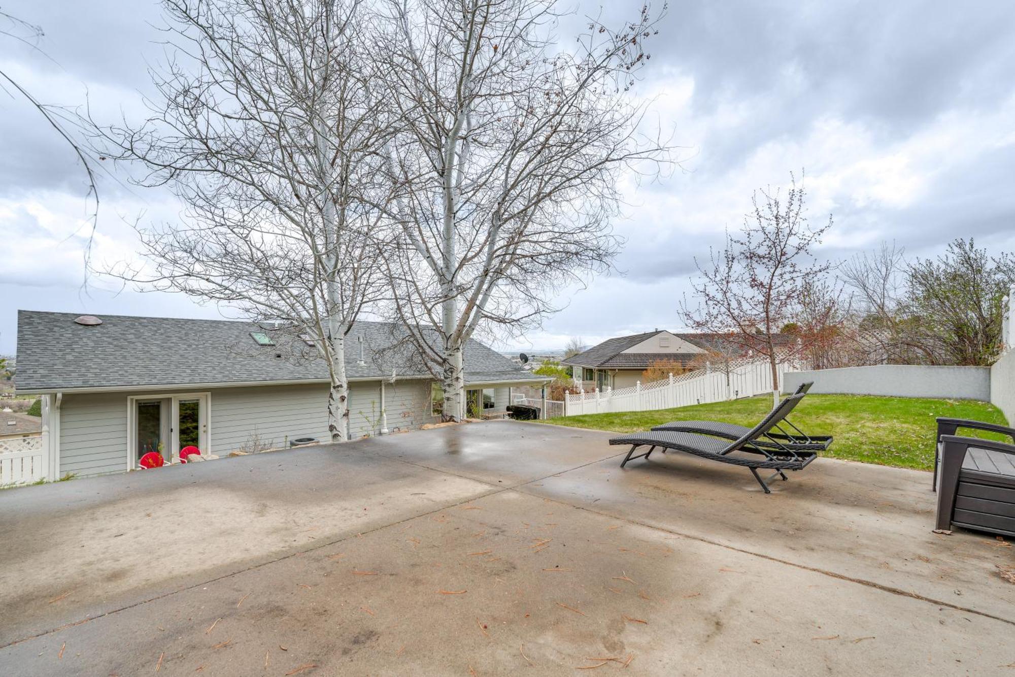 Inviting Great Falls Home With Wraparound Deck! Exterior photo